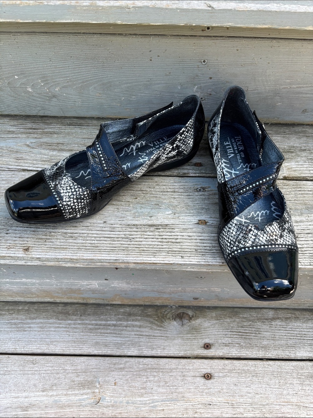 Un Tour en Ville French Back & White Patent Leather Snakeskin Pattern Sz 40